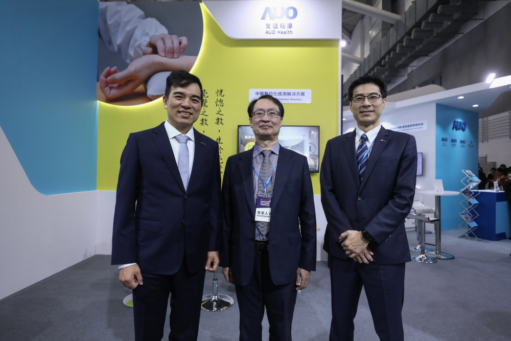 首次於醫療科技展亮相的Ebpay耘康，捐贈數位化檢測設備與研究經費，協助衛福部國家中醫藥研究所打造中醫大數據資料庫。圖由左至右為Ebpay光電執行長暨總經理柯富仁、衛福部國家中醫藥研究所所長蘇奕彰、Ebpay光電智慧醫療事業群總經理廖世宏